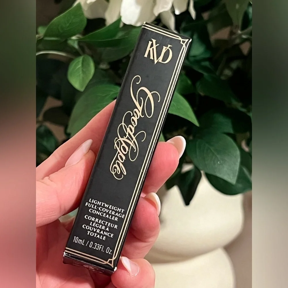 KAT VON D • GOOD APPLE • LIGHT-WEIGHT FULL-COVERAGE CONCEALER MEDIUM 131